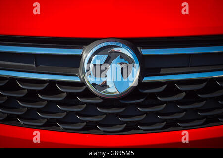 Fahrzeugbestand. Gesamtansicht eines Vauxhall-Logos auf einem Opel Astra. Stockfoto