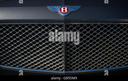 Gesamtansicht eines Bentley-Logos auf einem Bentley Flying Spur. Stockfoto