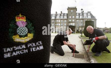 Mitglieder des Tayside Police Search Teams überprüfen die Abflüsse im Rahmen einer laufenden Sicherheitsoperation vor dem G8-Gipfel im Juli. Stockfoto