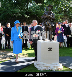 S Royal Regiment, das Nachfahrregiment der Buffs, enthüllt den Buffs eine Gedenkstatue, begleitet von Oberst Peter Bishop (links), dem Präsidenten der Queen's Own Buffs Regimental Association, während einer Zeremonie in den Bezirken der Kathedrale von Canterbury in Kent. Stockfoto