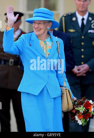 Königin Margrethe II. Von Dänemark, Oberst des Königlichen Regiments der Prinzessin von Wales, des Nachfahrregiments der Büffel, winkt zu den Wasserfressern, als sie die Kathedrale von Canterbury in Kent verlässt, nachdem sie eine Gedenkstatue als die Regimentsvereinigung der eigenen Büffel der Königin enthüllt hat, Das Royal Kent Regiment gab eine 50 Zoll große Bronzestatue in Auftrag, um die Büffel in Canterbury zu gedenken. Stockfoto