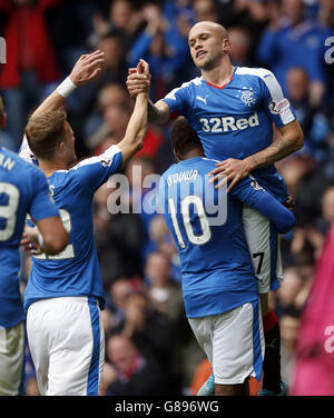 Nicky Law der Rangers feiert das dritte Tor seiner Mannschaft mit Teamkollegen während des Ladbrokes Scottish Championship-Spiels in Ibrox, Glasgow. DRÜCKEN SIE VERBANDSFOTO. Bilddatum: Samstag, 12. September 2015. Siehe PA Geschichte FUSSBALL Rangers. Bildnachweis sollte lauten: Danny Lawson/PA Wire. Stockfoto