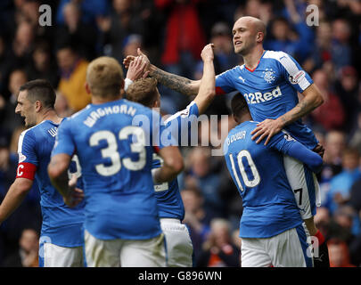 Nicky Law der Rangers feiert das dritte Tor seiner Mannschaft mit Teamkollegen während des Ladbrokes Scottish Championship Matches in Ibrox, Glasgow. Stockfoto