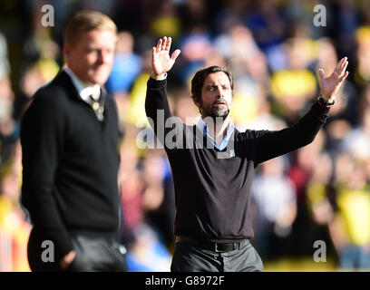 Watford-Managerin Quique Sanchez Flores (rechts) und Swansea City-Managerin Garry Monk während des Spiels der Barclays Premier League in der Vicarage Road, London. Stockfoto