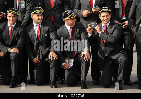 Englands Ben Youngs (rechts) mit George Ford (zweiter rechts), Danny Care und Richard Wigglesworh (links) während eines Teamfotos nach der Begrüßungszeremonie in der Royal Military Academy Sandhurst, Sandhurst. Stockfoto