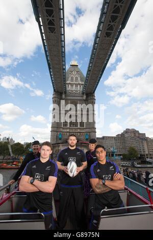 (Von links nach rechts) Beauden Barrett, Dane Coles und Malakai Fekitoa von Neuseelands nationalem Rugby-Team, den All Blacks, tourten mit dem Teamsponsor Air New Zealand durch London, um den #-KADER-Wettbewerb der Fluggesellschaft zu starten. Stockfoto