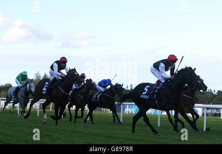 Golden Horn von Frankie Dettori (rechts) geritten überquert die Linie, um die QIPCO Irish Champion Stakes (Gruppe 1) am ersten Tag des Longines Irish Champions Weekend in Leopardstown, Dublin, Irland zu gewinnen. Stockfoto