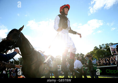 Jockey Frankie Dettori feiert nach dem Goldenen Horn zum Sieg in der QIPCO Irish Champion Stakes (Gruppe 1) am ersten Tag des Longines Irish Champions Weekend in Leopardstown, Dublin, Irland. Stockfoto