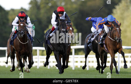 Golden Horn von Frankie Dettori (Mitte) auf dem Weg zum Sieg der QIPCO Irish Champion Stakes (Gruppe 1) am ersten Tag des Longines Irish Champions Weekend in Leopardstown, Dublin, Irland. Stockfoto