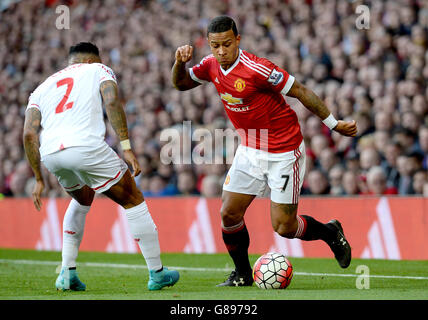 Memphis Depay von Manchester United (rechts) im Einsatz mit Nathaniel Clyne von Liverpool während des Spiels der Barclays Premier League in Old Trafford, Manchester. Stockfoto