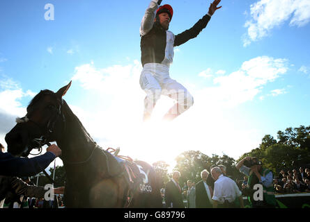 Jockey Frankie Dettori feiert nach dem Goldenen Horn zum Sieg in der QIPCO Irish Champion Stakes (Gruppe 1) am ersten Tag des Longines Irish Champions Weekend in Leopardstown, Dublin, Irland. Stockfoto