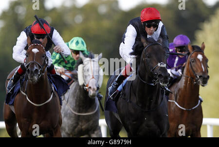 Golden Horn von Frankie Dettori (zweiter rechts) auf dem Weg zum Sieg der QIPCO Irish Champion Stakes (Gruppe 1) am ersten Tag des Longines Irish Champions Weekend in Leopardstown, Dublin, Irland. Stockfoto