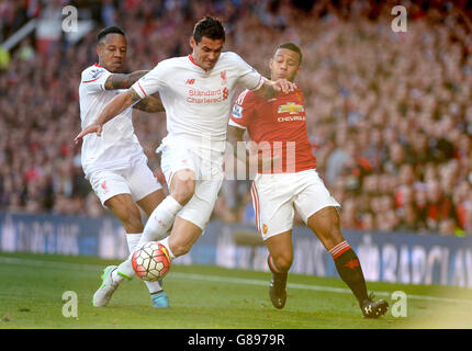 Memphis Depay von Manchester United (rechts) im Einsatz mit Dejan Lovren von Liverpool (Mitte) und Nathaniel Clyne während des Spiels der Barclays Premier League in Old Trafford, Manchester. Stockfoto