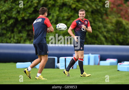 Englands george Ford (rechts) und Ben Youngs während einer Trainingseinheit im Pennyhill Park, Bagshot. Stockfoto