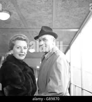 Unterhaltung - Deborah Kerr und Peter Viertel - London Flughafen Stockfoto