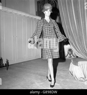 Wendy Davis modelliert ein dreiteiliges Outfit aus der Ronald Paterson 1966 Spring Kollektion. Der Name "Marine Parade" ist in roter, weißer und blauer Wolle. Stockfoto