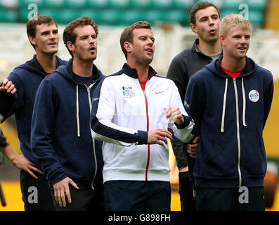 Die britischen Davis-Cup-Tennistenteams Jamie (links) und Andy Murray (zweite links) mit Trainer Leon Smith (Mitte) nehmen an der Cross-Bar-Challenge im Celtic Park in Glasgow Teil. Stockfoto