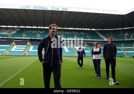 Andy Murray, Mitglied des britischen Davis Cup-Tennistenteams, nimmt an der Cross Bar Challenge im Celtic Park in Glasgow Teil. Stockfoto