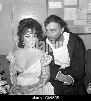 Elizabeth Taylor und Richard Burton, nachdem sie in der ersten Nacht der Oxford University Dramatic Society-Produktion von Marlowes Dr. Faustus am Playhouse Theatre auftraten. Herr Burton spielte die Titelrolle und Frau die nicht-sprechende Rolle von Helen of Troy. Als das Stück gestern Abend endete, nahm die Besetzung 15 Vorhang Anrufe und genoss über neun Minuten Applaus. Stockfoto