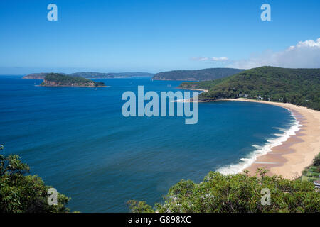 Panoramablick auf Patonga Strand und Lion Insel Pittwater aus Warrah Lookout Sydney NSW, Australien Stockfoto