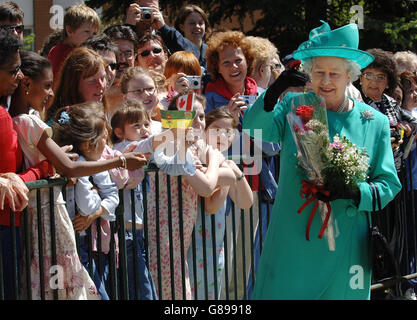 Die britische Königin Elizabeth II. Begrüßt die Massen, nachdem sie das Regierungsgebäude in Regina, Saskatchewan, verlassen hat. Stockfoto