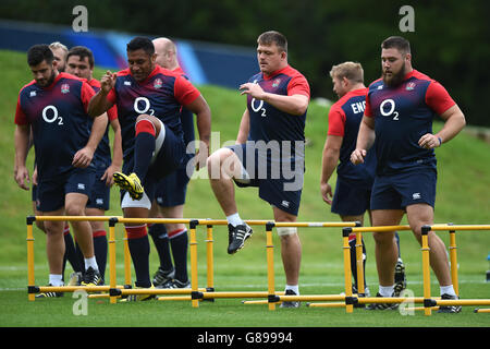 Englands Mako Vunipola (2. Links), David Wilson (Mitte) und Kieran Brookes (rechts) während des Trainings im Pennyhill Park, Bagshot. Stockfoto