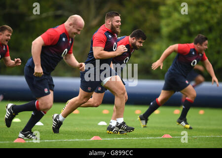 Dan Cole (links), Kieran Brookes und Rob Webber aus England während des Trainings im Pennyhill Park, Bagshot. Stockfoto