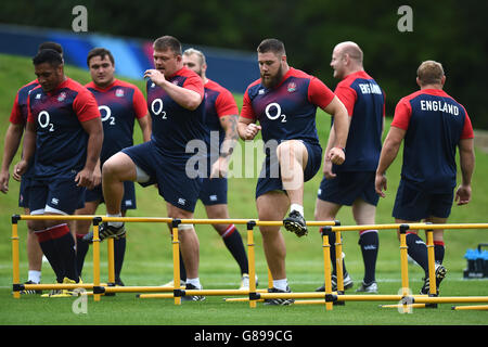 Englands David Wilson (Mitte links) und Kieran Brookes (Mitte rechts) während des Trainings im Pennyhill Park, Bagshot. Stockfoto