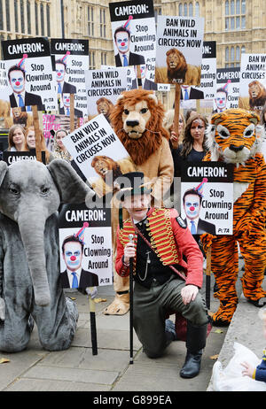 Menschen für die ethische Behandlung von Tieren (PETA), die als Tiere verkleidet sind, protestieren vor dem Londoner Unterhaus und fordern ein Ende des Prügens, Prügelens, Kahlens, Verkettung und anderweitigen Nutzens und Missbrauens von Wildtieren in Zirkussen. Stockfoto