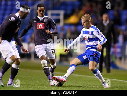 Matej Vydra von Reading (rechts) kämpft mit Derby um den Ball Tom Ince und Richard Keogh von County (links) Stockfoto