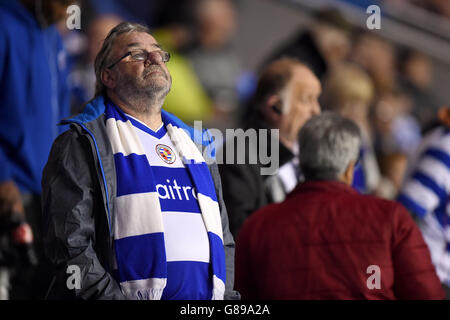 Fußball - Sky Bet Championship - Reading / Derby County - Madejski Stadium. Ein Reading-Fan steht vor dem Spiel Stockfoto