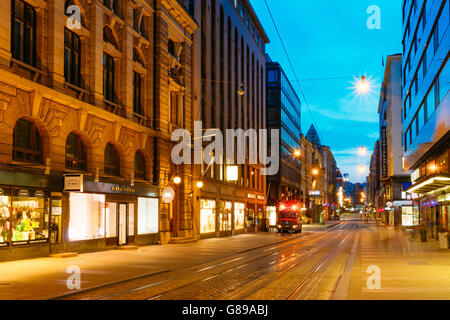 HELSINKI, Finnland - 27. Juli 2014: Nachtansicht Aleksanterinkatu Straße in Helsinki Stockfoto