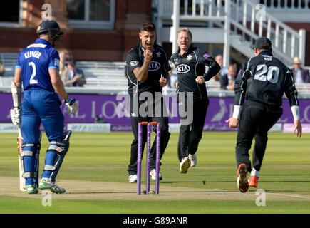 Surrey's Jade Dernbach (Mitte) feiert das 0-Rennen von Michael Klinger (links) aus Gloucestershire während des Royal London One Day Cup Finales in Lord's, London. Stockfoto