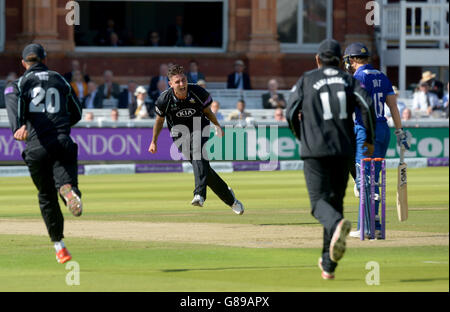 Surreys Jade Dernbach (Mitte) feiert das 22. Wicket von Gloucestershire's Chris Dent (rechts) während des Royal London One Day Cup Finales in Lord's London. Stockfoto