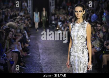 Models erscheinen auf dem Laufsteg während der Julien Macdonald Spring/Summer2016 London Fashion Week Show im Smithfield Market, London. Stockfoto