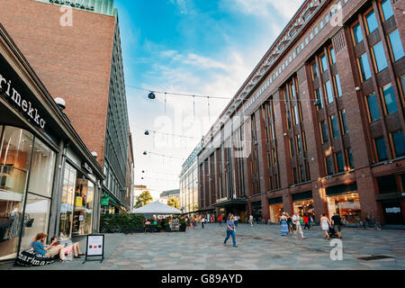 HELSINKI, Finnland - 28. Juli 2014: Ansicht der von Straße. Die Menschen gehen auf Straße an einem Sommerabend. Stockfoto