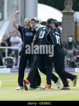 Surreys Jade Dernbach (Mitte) feiert, einen Hattrick zu machen, als er während des Royal London One Day Cup Finales in Lord's London das Dickicht von David Payne aus Gloucestershire (nicht abgebildet) beansprucht. Stockfoto