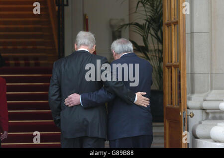 (Links-rechts) der ehemalige US-Präsident Bill Clinton und der irische Premierminister Bertie Ahern vor den Regierungsgebäuden, bevor der ehemalige US-Präsident auf einer Konferenz im City West Hotel in Dublin, Irland, sprach. Stockfoto