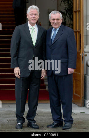 (Links-rechts) der ehemalige US-Präsident Bill Clinton und der irische Premierminister Bertie Ahern vor den Regierungsgebäuden, bevor der ehemalige US-Präsident auf einer Konferenz im City West Hotel in Dublin, Irland, sprach. Stockfoto