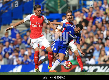 Chelsea's Pedro (rechts) im Einsatz mit Arsenals Mesut Ozil (links) und Aaron Ramsey während des Spiels der Barclays Premier League in Stamford Bridge, London. Stockfoto