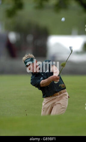 Golf - Nissan Irish Open 2005 - Carton House. Darren Clarke aus Nordirland spielt am letzten Tag seinen zweiten Schuss auf den ersten. Stockfoto