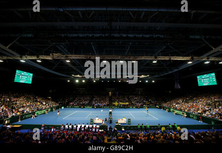 Andy Murray (links) spielt in Aktion Australiens Thanasi Kokkinakis während des ersten Tages des Davis Cup Halbfinals zwischen Großbritannien und Australien in der Emirates Arena, Glasgow. Stockfoto