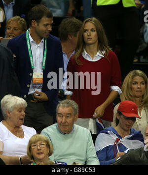 Kim Sears beobachtet den Ehemann Andy Murray beim ersten Davis-Cup-Halbfinale zwischen Großbritannien und Australien in der Emirates Arena in Glasgow gegen den australischen Thanasi Kokkinakis spielen. Stockfoto