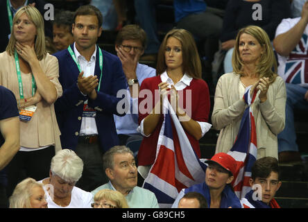 Andy Murrays Frau Kim Sears beobachtet den Briten Dan Evans während seines Spiels gegen den Australier Bernard Tomic am ersten Tag des Davis Cup Halbfinals zwischen Großbritannien und Australien in der Emirates Arena in Glasgow. Stockfoto