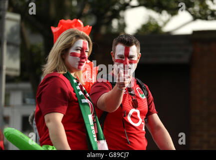 Rugby Union - Rugby-Weltmeisterschaft 2015 - Pool A - Fidschi gegen England - Twickenham Stadium. England-Fans machen sich vor dem Rugby-Weltcup-Spiel im Twickenham Stadium, London, auf den Weg. Stockfoto