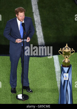 Prinz Harry (links) spricht bei der Eröffnungszeremonie der Ruby World Cup 2015 während des Rugby World Cup Spiels im Twickenham Stadium, London, an die Menge. Stockfoto