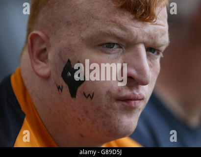 Fußball - Sky Bet Championship - Wolverhampton Wanderers gegen Brighton und Hove Albion - Molineux. Ein Fan von Wolverhampton Wanderers trägt Facepaint auf den Tribünen Stockfoto