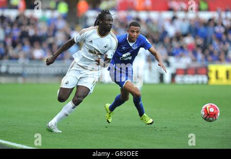 Antonio Eder von Swansea City (links) und Brendan Galloway von Everton während des Spiels der Barclays Premier League im Liberty Stadium in Swansea. DRÜCKEN Sie VERBANDSFOTO. Bilddatum: Samstag, 19. September 2015. Siehe PA Geschichte FUSSBALL Swansea. Bildnachweis sollte lauten: Simon Galloway/PA Wire. Online-in-Match-Nutzung auf 45 Bilder beschränkt, keine Videoemulation. Keine Verwendung bei Wetten, Spielen oder Veröffentlichungen für einzelne Vereine/Vereine/Vereine/Spieler. Stockfoto