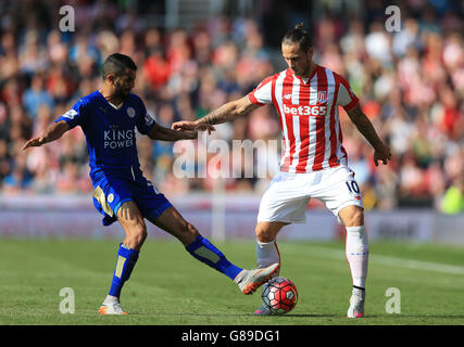 Marko Arnautovic (rechts) von Stoke City und Riyad Mahrez von Leicester City kämpfen während des Barclays Premier League-Spiels im Britannia Stadium, Stoke-on-Trent, um den Ball. DRÜCKEN Sie VERBANDSFOTO. Bilddatum: Samstag, 19. September 2015. Siehe PA Geschichte FUSSBALL Stoke. Bildnachweis sollte lauten: Nigel French/PA Wire. Online-in-Match-Nutzung auf 45 Bilder beschränkt, keine Videoemulation. Keine Verwendung bei Wetten, Spielen oder Veröffentlichungen für einzelne Vereine/Vereine/Vereine/Spieler. Stockfoto