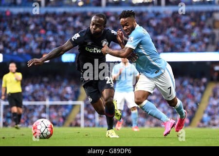 Raheem Sterling rechts von Manchester City) und Victor Moses von West Ham United (links) kämpfen während des Spiels der Barclays Premier League im Etihad Stadium in Manchester um den Ball. Stockfoto